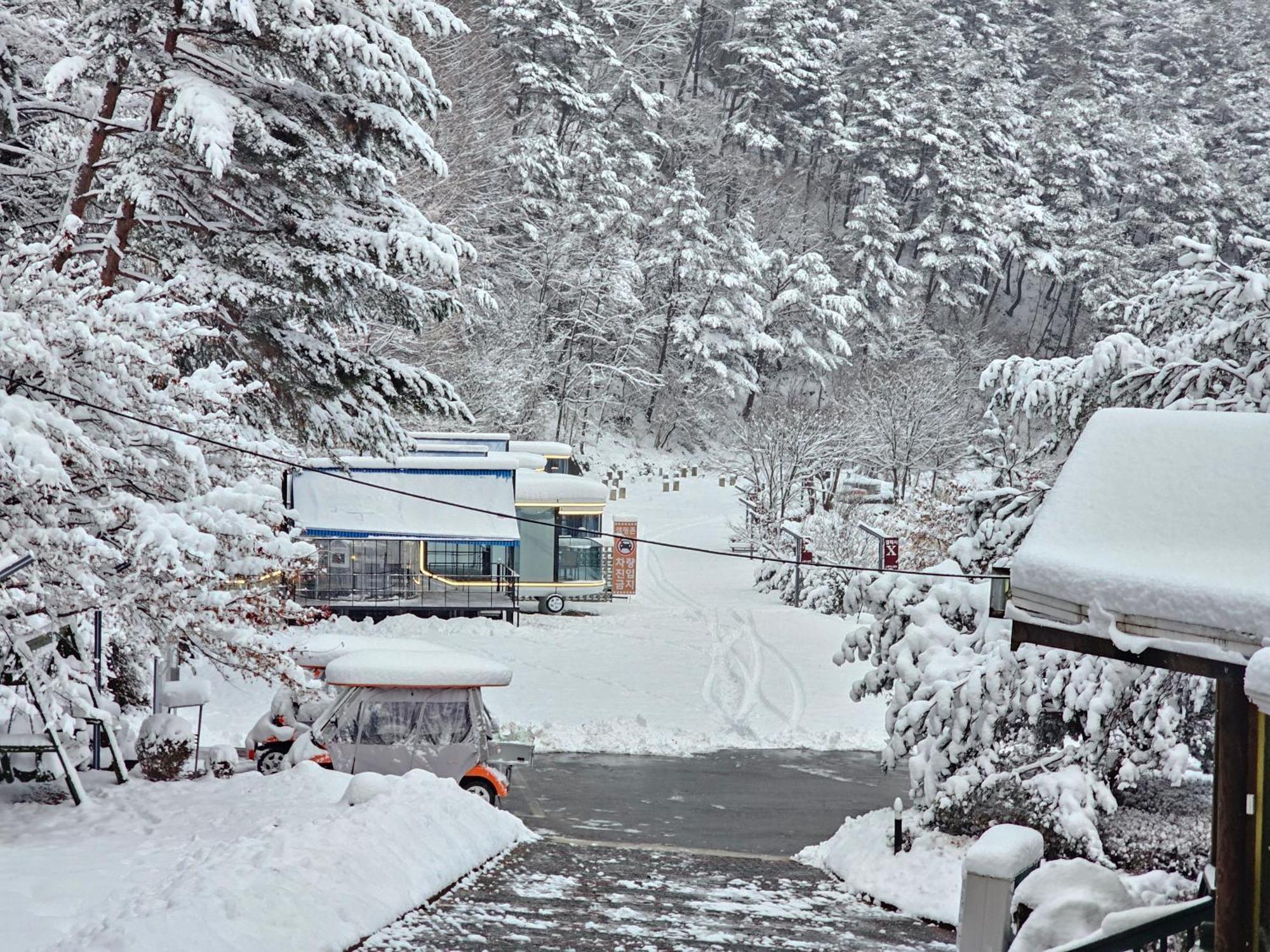 Galaxy X Hotel Type Caravan Glamping & Pension 平昌郡 エクステリア 写真